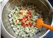 豆角蒸菜,将蒸熟的豆角取出放入盆中，用筷子打撒，温凉时倒入辣椒蒜蓉橄榄油拌匀即可