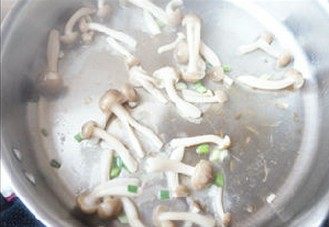 蟹味菇青菜汤,热锅下少许油下切好的葱白与蟹味菇翻炒一分钟