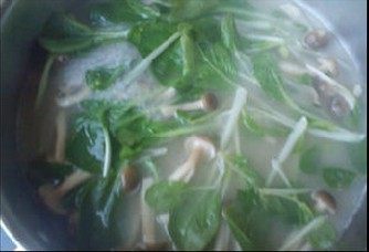 蟹味菇青菜汤,煮开后加入洗好的白菜苗煮至断生调适量的盐