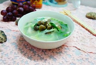 蟹味菇青菜汤,撒点葱花，白菜汤就能出锅啦