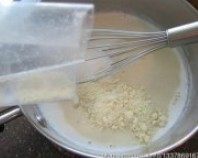 杏仁牛奶布丁,中火边搅拌边煮至略沸腾，离火，加入杏仁粉，搅拌均匀