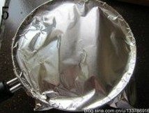 杏仁牛奶布丁,盖上锅盖或锡纸焖5—10分钟后过滤出杏仁渣不用