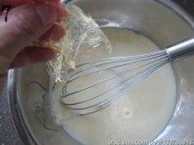 杏仁牛奶布丁,趁热加入泡软沥干的吉利丁，搅拌至溶化
