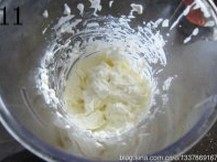 杏仁牛奶布丁,淡奶油打至六分发，即出现明显纹路，但是还能流动的状态