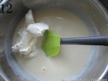 杏仁牛奶布丁,分两次把淡奶油加入杏仁糊中，每次都搅拌均匀后再加下一次，搅拌成均匀浓稠的糊状