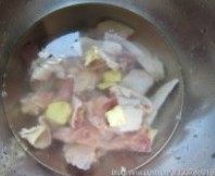 松茸清鸡汤,鸡块用清水加几片老姜浸泡2到3小时，每隔半小时左右用力搓洗一遍，尽量挤干水分，换水继续浸泡，直到水清澈
