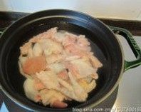 松茸清鸡汤,凉水下锅，水量大约没过鸡块1.5—2倍，盖上锅盖中火焖煮