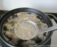 松茸清鸡汤,待到快要沸腾时，打开锅盖，撇去浮出的杂质、血沫，包括油脂