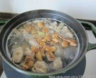 松茸清鸡汤,汤水沸腾后，保证基本无血沫、杂质，加入松茸、老姜和八角，盖上锅盖，转小火慢慢煲煮约1小时左右，至鸡肉酥烂