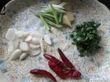 辣烧鲅鱼,葱切段，姜切片，蒜切片；干红辣椒用厨房纸擦干净；香菜洗净切碎