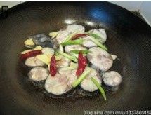 辣烧鲅鱼,放入鲅鱼片慢慢煎制，片刻，将鲅鱼块翻个身，加入葱蒜和干辣椒