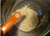 自制全麦消化饼,盐和低粉混合均匀
