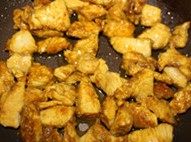 凤梨鸡饭,将腌制好的鸡肉入橄榄油中划开并炒至八成熟备用