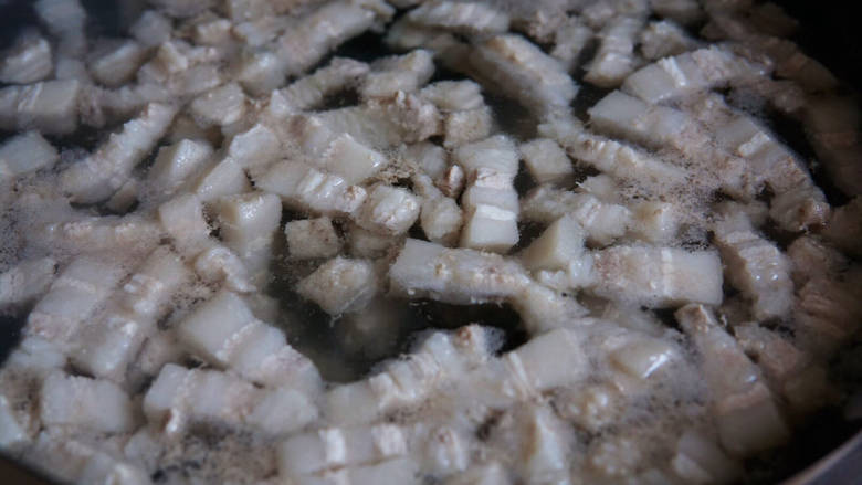 香菇卤肉饭,五花肉冷水入锅炒烫去血沫，再用温水冲洗干净碎末。