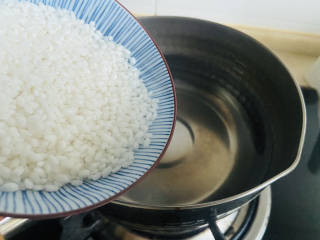 皮蛋火腿粥,锅中加入800ml饮用水大火烧开，放入汤洗干净的大米