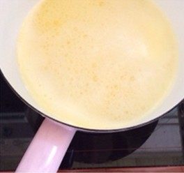 培根泡芙,基础咸泡芙的制作：牛奶+水+黄油+盐煮沸