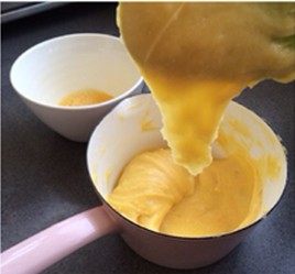 培根泡芙,最后一次加入全蛋液时，按压至刮刀刮起面糊，呈倒三角形的状态即可