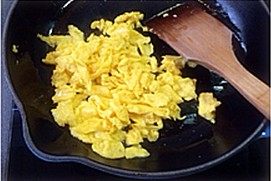 培根泡芙,鸡蛋加盐打散后煎熟备用