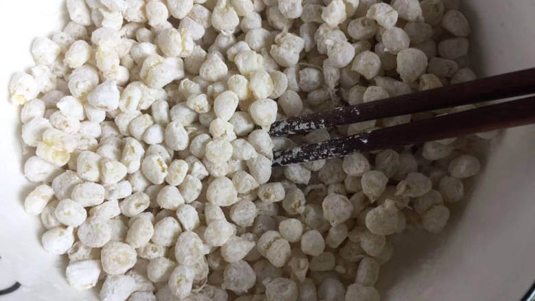 玉米烙,搅拌均匀，让每一粒玉米都均匀的裹上淀粉