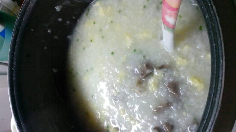 蛋花猪心粥,开始煮米，待米变成粥有些粘稠后，加入猪心继续煮。