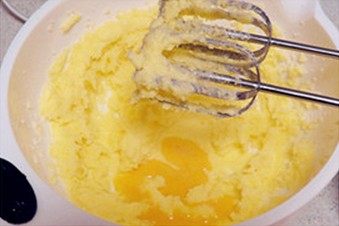 桑葚磅蛋糕,分次加入打散的鸡蛋液，每次都打至乳化后再加下一次