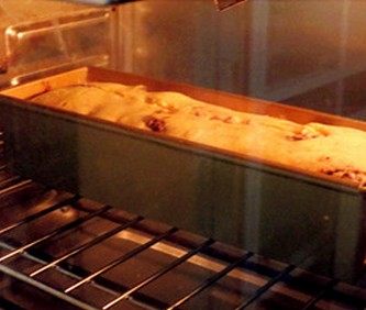 桑葚磅蛋糕,送入预热到170°的烤箱中15分钟，表面结皮后在中间用刀子划一下，继续烘焙30分钟，用牙签插入蛋糕，如牙签干净的就可出炉了