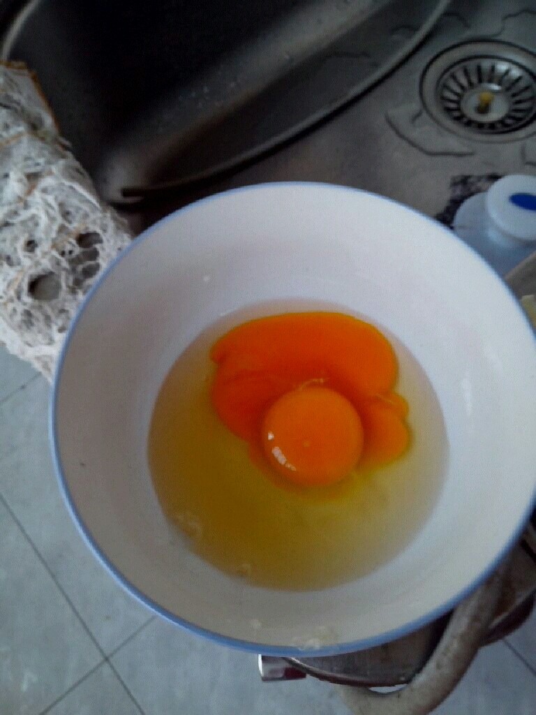 香椿摊鸡蛋,鸡蛋到散，放入香椿，小葱搅拌均匀，放少许盐，别的什么都不用放。