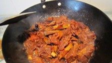 红焖羊排,改大火收汁至肉烂就可以出锅了，成盘再点缀些小香葱花即可