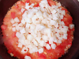 番茄藕丁,放入西红柿和藕丁翻炒均匀。