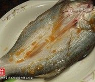 清蒸午笋,做好的梅酱均匀地涂抹在鱼上