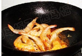 甜玉米烧大虾,锅中注油，烧热，下入大虾煎，小火煎至两面金黄，捞出备用