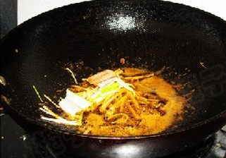 甜玉米烧大虾,锅中留底油，下入葱姜爆香