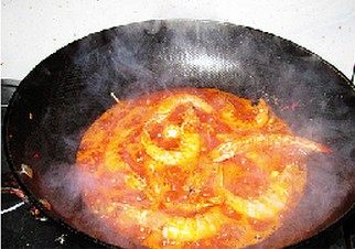 甜玉米烧大虾,加入煎炸的大虾翻炒均匀，加入盐焖至2分钟