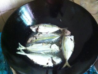 蒜汁金边鱼,如图锅内油热，下鱼用小火煎成两面金黄
