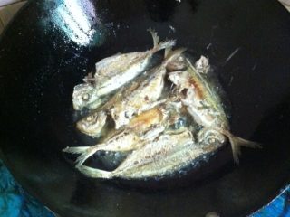蒜汁金边鱼,如图煎好的鱼用盘盛出备用