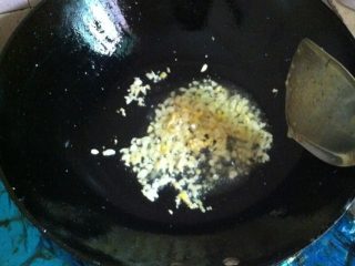 蒜汁金边鱼,如图用煎鱼剩下的油，小火把蒜茸炸成金黄