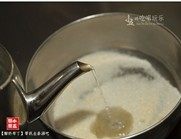椰奶布丁,将白糖与吉利丁粉拌匀，倒入开水，快速搅拌至白糖与吉利丁粉均溶解