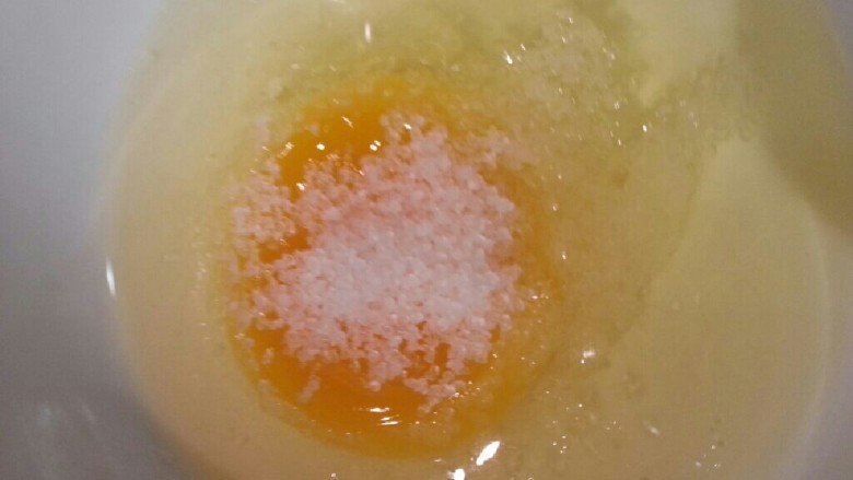 香菇鸡丝粥,煮熟之后，手撕成一小条一小条，再讲一个鸡蛋放入其中搅拌，这时候放一点盐