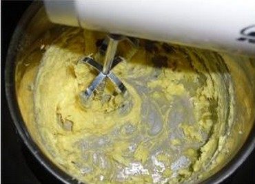 杏仁蜜桃酥,酥皮制作：黄油室曙软化后，加入糖粉、盐，用打蛋器打至颜色稍白