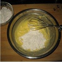 葡萄干饼干条,黄油室温软化后分次加入糖粉用打蛋器搅打至颜色发白体积稍变大