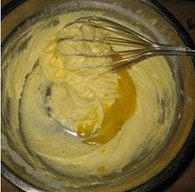 葡萄干饼干条,分次加入鸡蛋与黄油糊充分搅匀