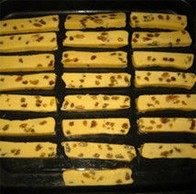 葡萄干饼干条,冻硬后取出切成条，放入烤盘160度烤20分钟两面金黄即可