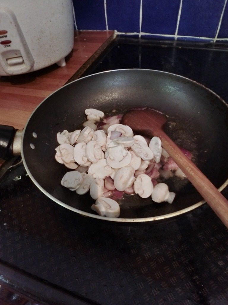 洛氏新煮义--奶油培根蘑菇意面,放小口蘑片