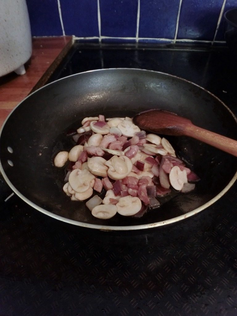 洛氏新煮义--奶油培根蘑菇意面,裹了黄油的小口蘑片很漂亮吧～
