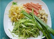 凉皮蔬菜卷,黄豆芽煮熟挤干水分，黄瓜和火腿肠切丝，面筋切小块，小葱洗净