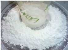 开花紫薯糕,盆里放入水、玉米油、白糖，用打蛋器搅拌至白糖溶化，将低筋面粉和泡打粉过筛入糖水液中。