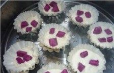 开花紫薯糕,在面糊中间放进几块紫薯丁，再倒1/3面糊在紫薯块上即可。
