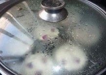 开花紫薯糕,将蛋糕模具放到蒸笼上，开锅后大火蒸12-15分钟即可。