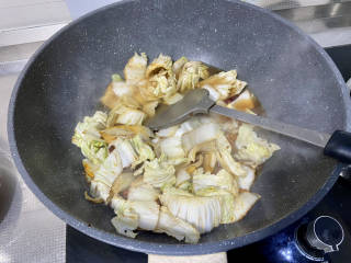 白菜烩小酥肉,加入适量开水没过白菜