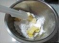 原味杏仁饼干,杏仁切碎，黄油软化后把糖粉倒入盛黄油的盆里。